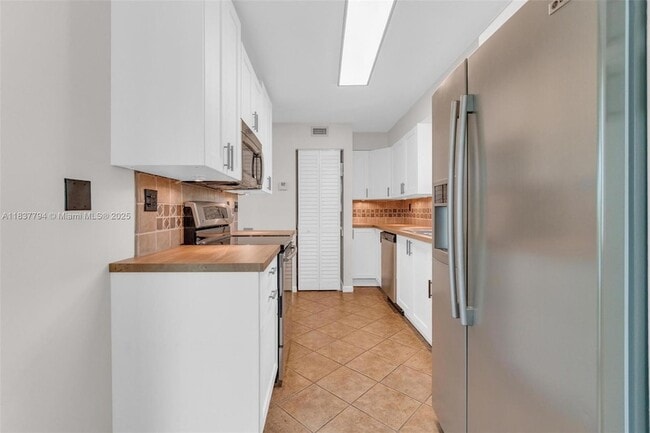 Building Photo - 15405 Miami Lakeway N