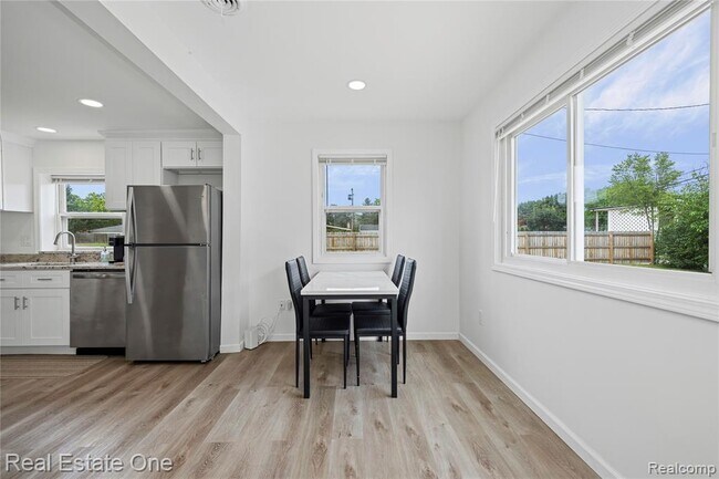 Building Photo - 3420 Fairmont Rd