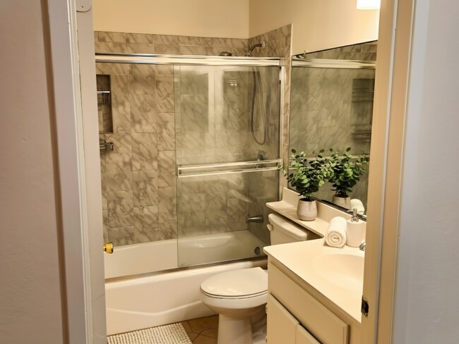 Interior Photo - 432 S Normandie Ave