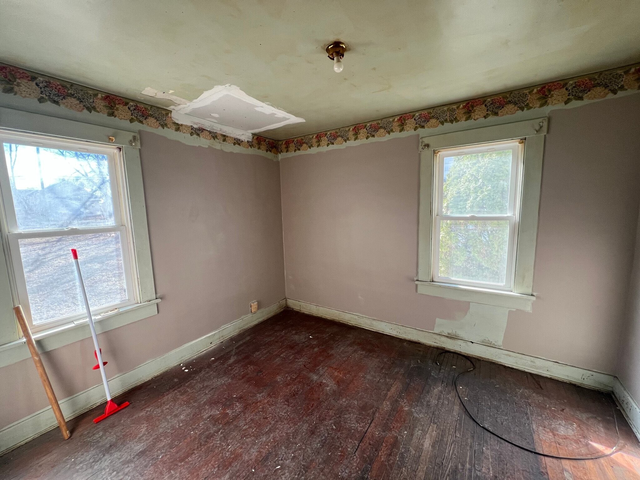 Building Photo - 1553 E Hickory St