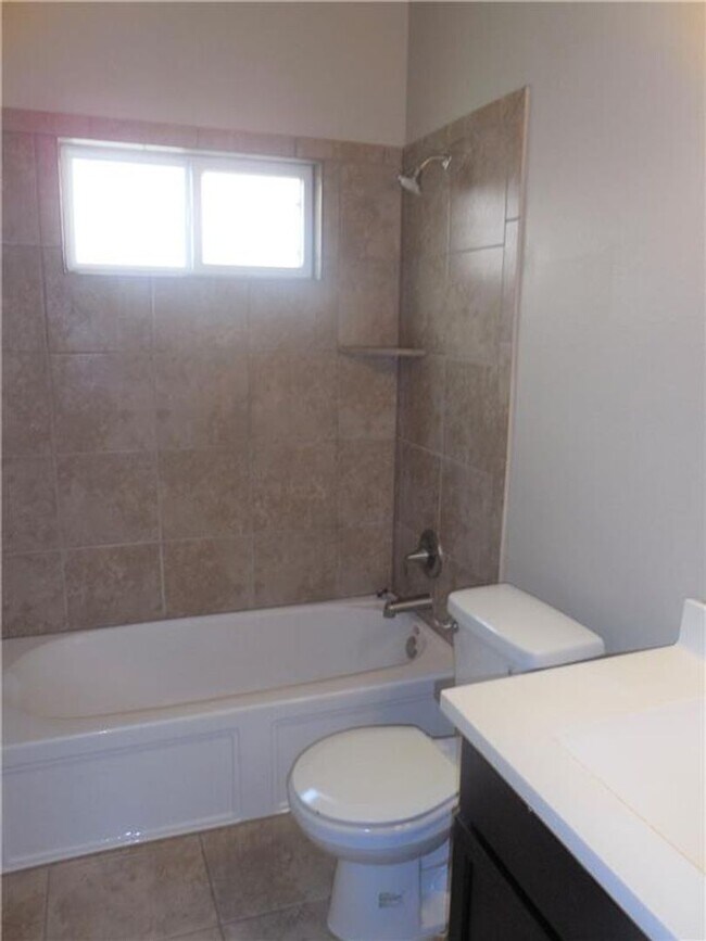Building Photo - Wonderful 3-Bedroom Home For Rent In Round...