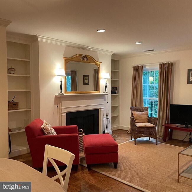 Building Photo - Wesley Heights Beautiful Fully Furnished 2 Bed, Two and a Half Bath