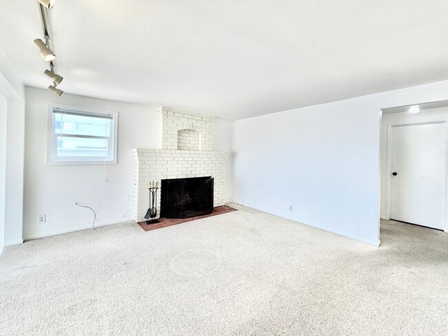Building Photo - 4027-4029 Ocean Dr