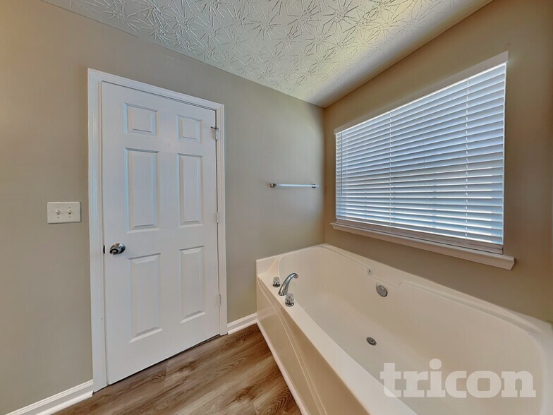 Building Photo - 305 Sarasota Ln