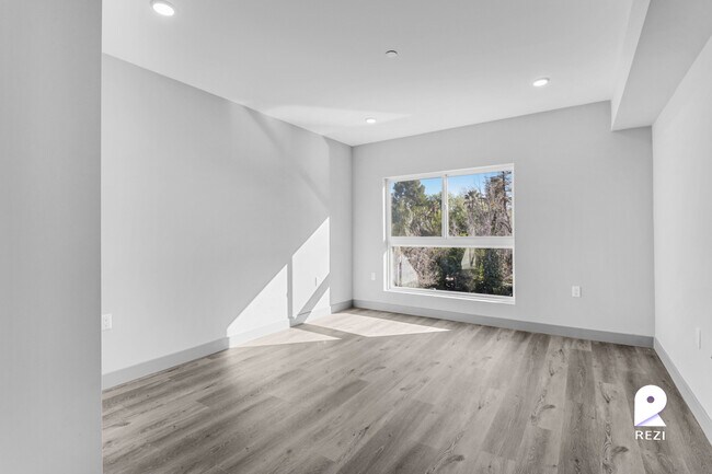 Building Photo - 7040 Woodman Ave