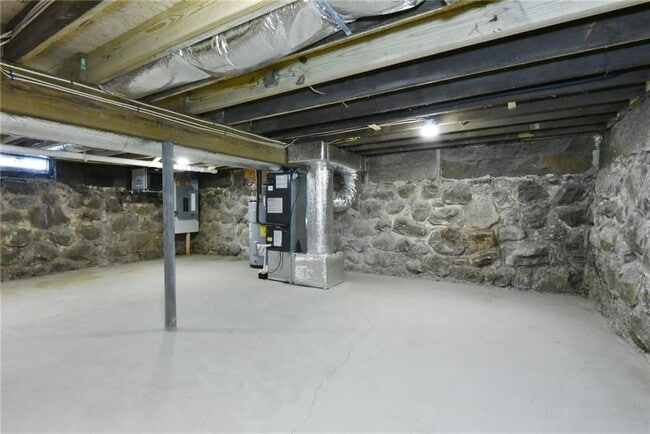 Building Photo - 6 Maple Lake Farm Rd