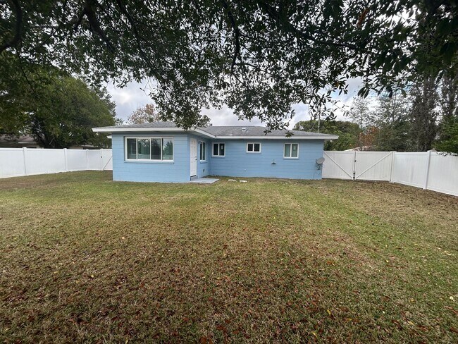 Building Photo - 21570 SW Raintree St