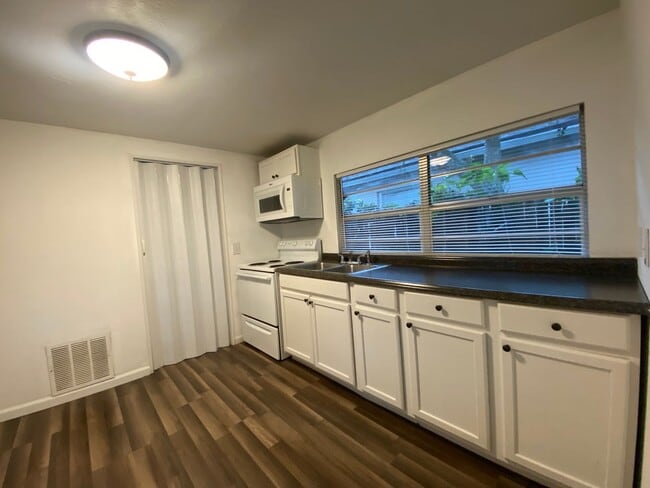 Building Photo - Charming 1 Bedroom Oasis with Sunroom in O...