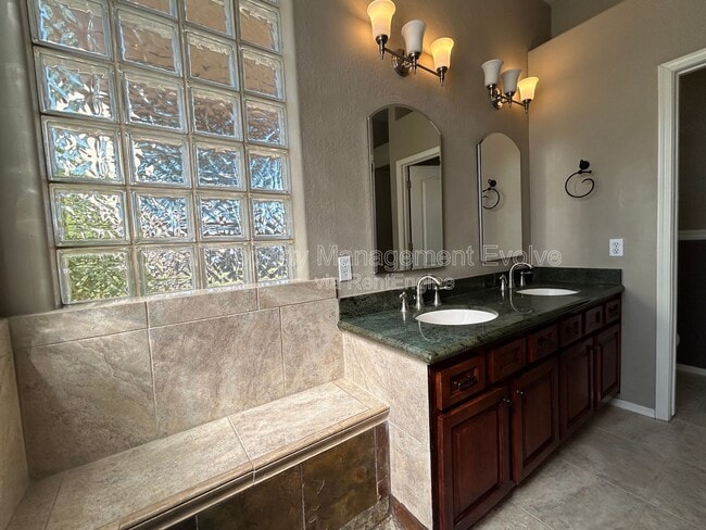 Building Photo - 774 E Maria Ln