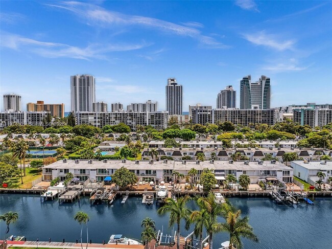 Building Photo - 825 NE 26th Ave