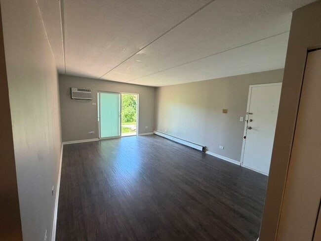 Building Photo - 281 Shorewood Dr