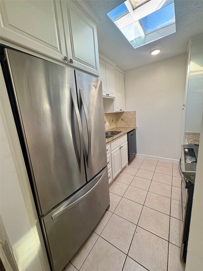 Building Photo - 2744 Briarhurst Dr