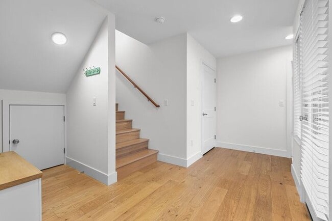 Building Photo - Stunning Modern Air-Conditioned Townhome in Coveted Whittier Heights