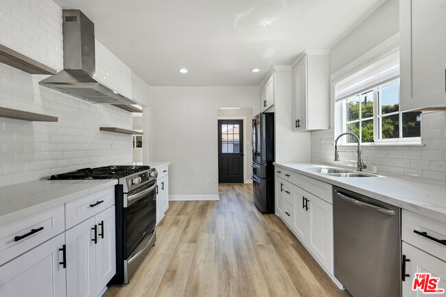 Building Photo - 713 W 118th St