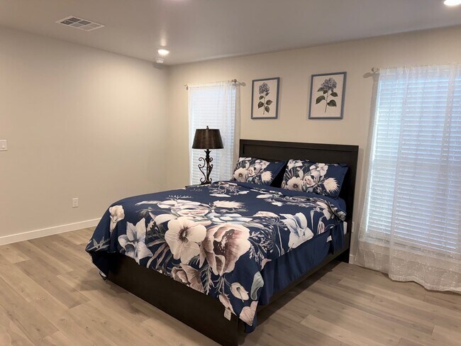 Building Photo - 2944 Hidalgo Ave