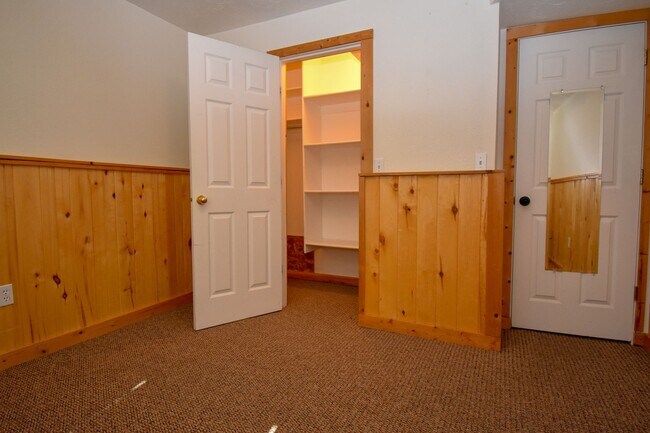 Building Photo - 458 E 900 N