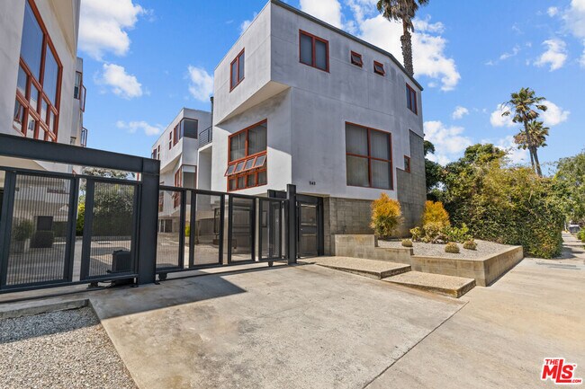 Building Photo - 343 Rennie Ave
