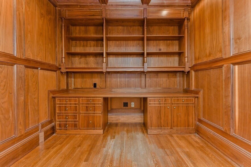 *Pictures are representative samples of the advertised unit. In some cases, the actual units you tou - 10 Willow St