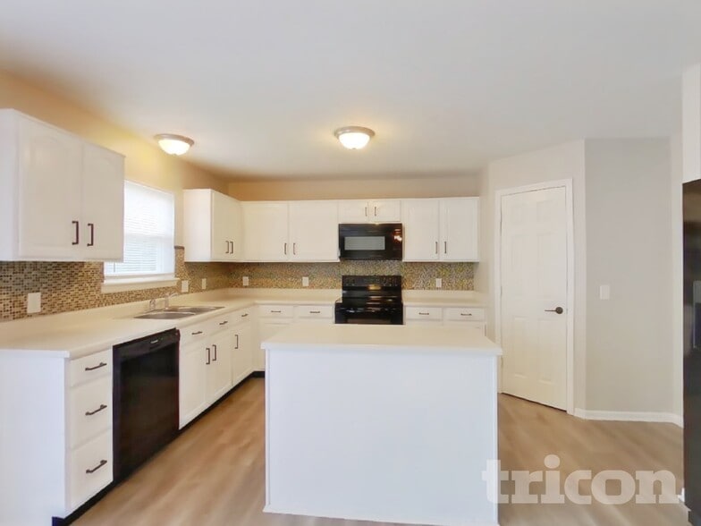 Building Photo - 6612 Smithfield Dr