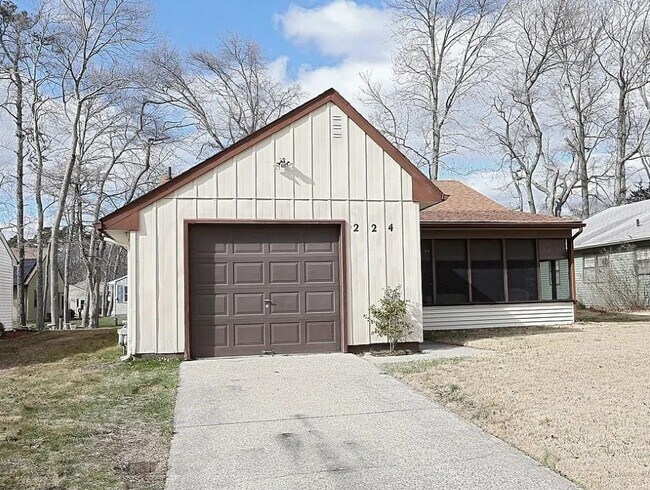 Building Photo - 224 Lexington Dr