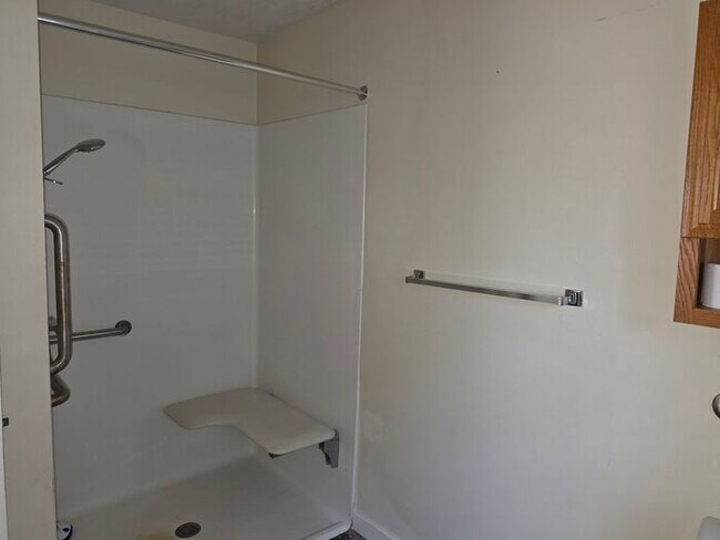 Building Photo - 3 bedroom home Eau Claire