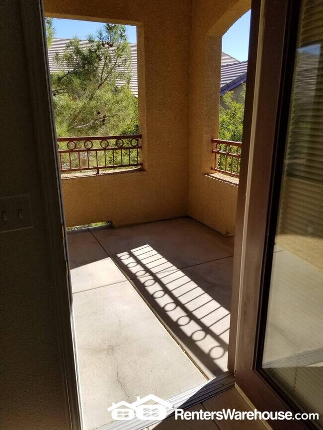 Building Photo - Available October 1st! Renters Warehouse p...
