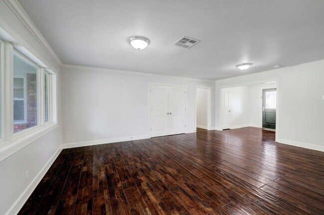 Building Photo - 6260 Briar Rose Dr