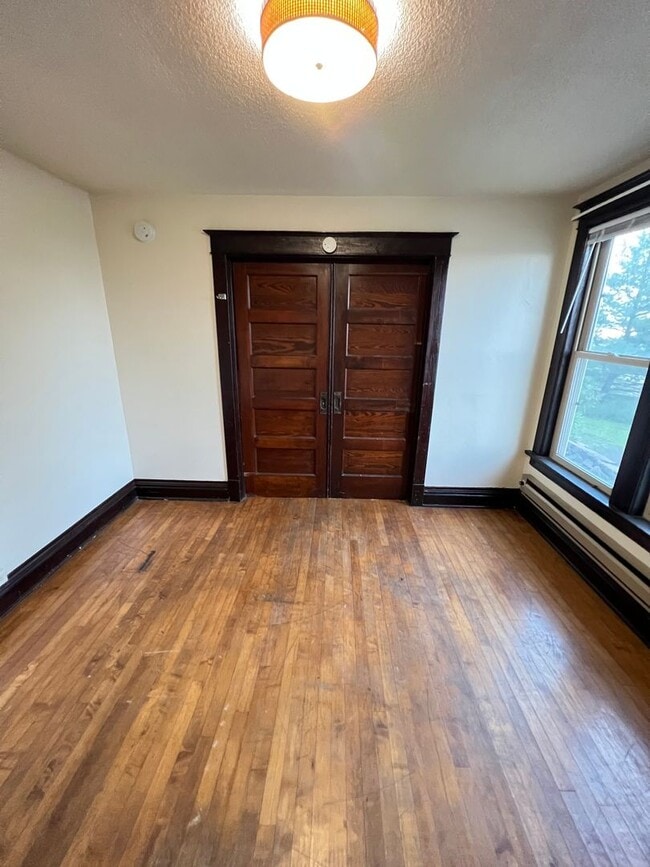 Building Photo - 910 N 22nd Ave W