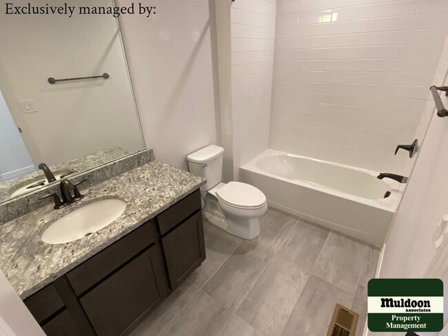 Building Photo - Nice townhome perfect for entertaining! Av...