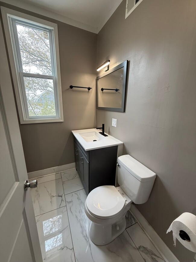 Building Photo - 438 E 49th St