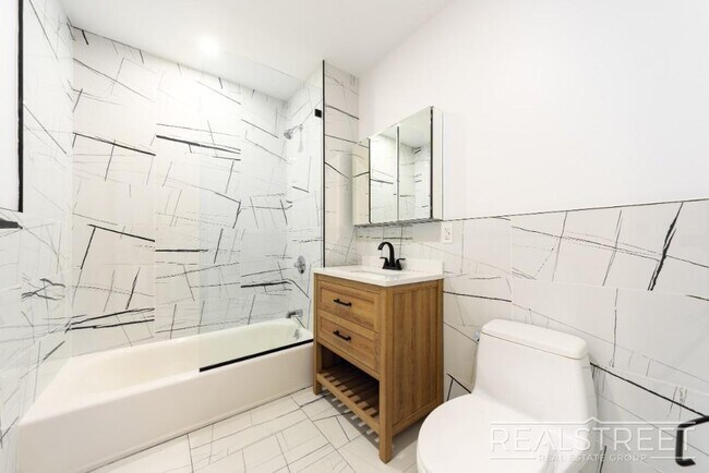Building Photo - Penthouse 2BR/2BA with Private Roof Deck, ...