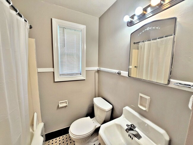Building Photo - Two Bedroom Townhouse