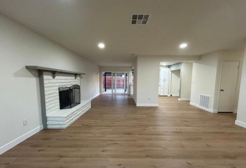 Building Photo - 41767 Shady Ln