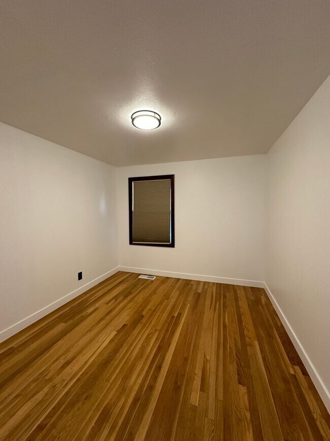 Building Photo - 2414 W. Bruneau Ave. 4 Bedroom, 2 bath!