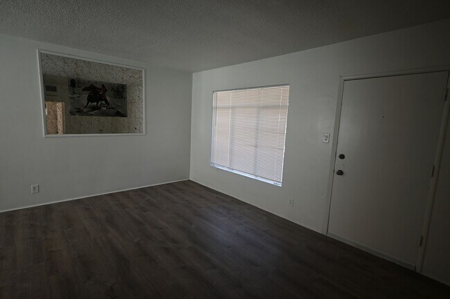 Building Photo - 2 Bed Apartment  - $1,050 - 378 N 13th Str...
