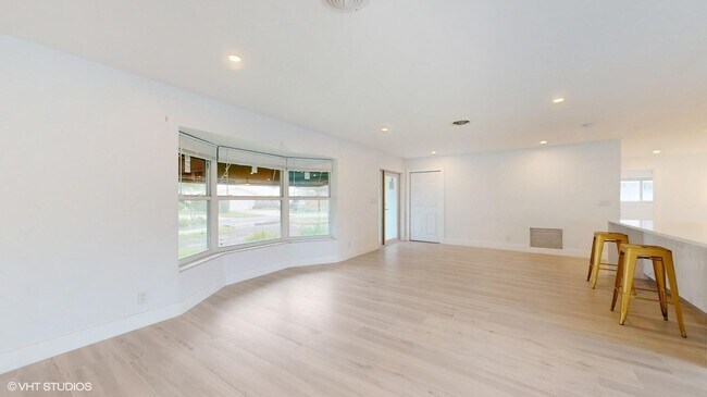Building Photo - 4761 NE 28th Ave