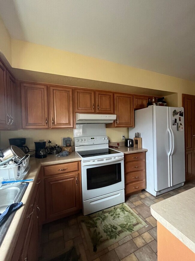 Building Photo - Large 4 bedroom with  yard