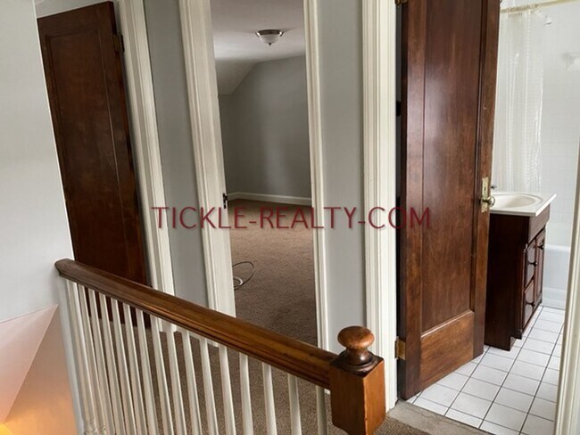 Building Photo - 3 Bedroom, 1 Bath Home with Garage, Central Air, Deck, Partially Fenced Yard