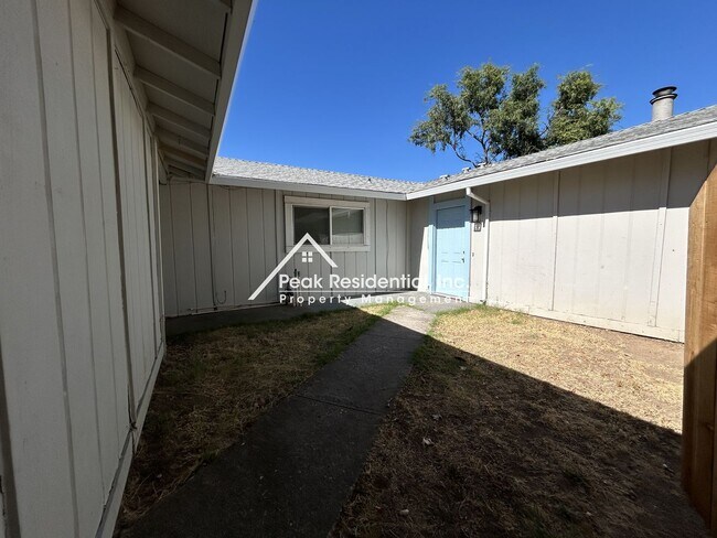 Building Photo - Great Location 3bd/2ba Duplex in Citrus Heights!