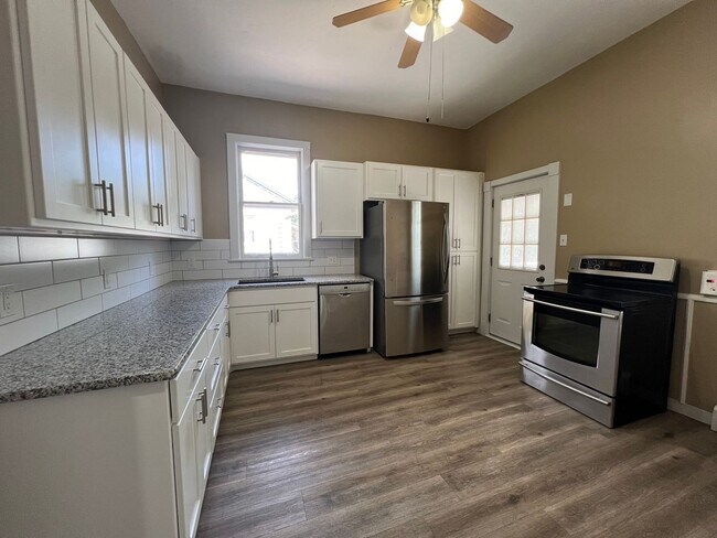 Building Photo - Charming 3 bedroom home in downtown Colorado Springs