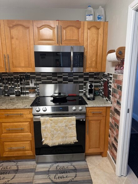 Kitchen - 2901 S Palm Aire Dr