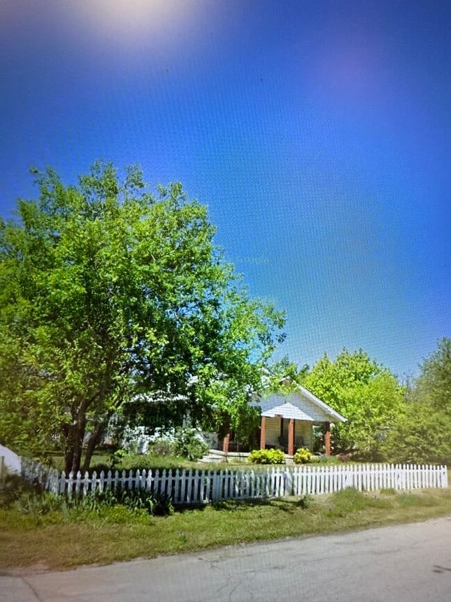 Building Photo - Charming 2 bed 2 bath 1 car garage AND 2 CAR CARPORT!!  Modern Farmhouse with Glassed in Sunroom!