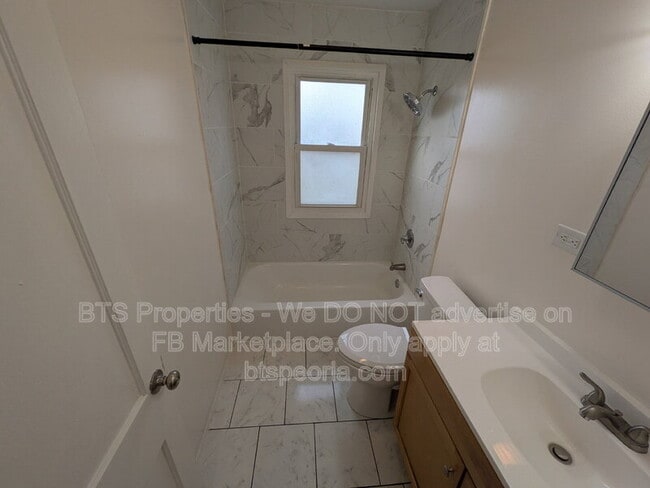Building Photo - 906 S Tonti Cir