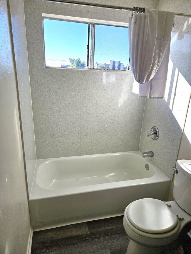 Building Photo - North Hills, cute 1bd/1ba, move-in ready!