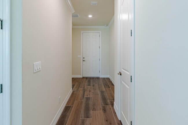 Building Photo - 740 S E Boboli Way