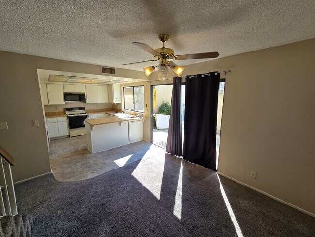 Building Photo - Fantastic 4 Bed, 3 Bath condo!