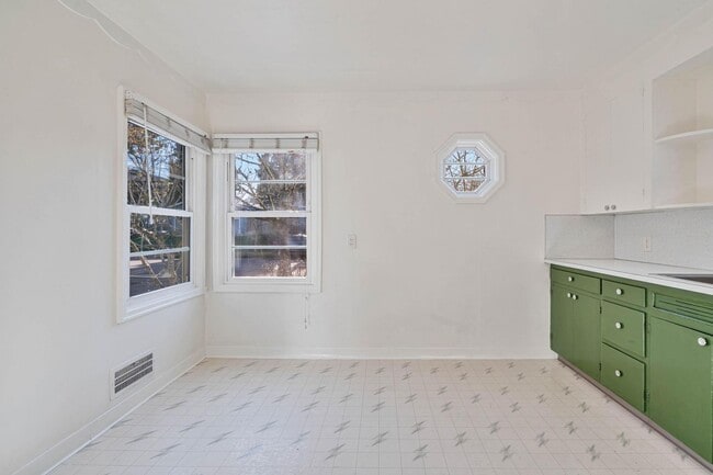 Building Photo - Adorable 2-bdrm/1-bath mid-century modern. Private backyard, sauna, washer/dryer, & more!