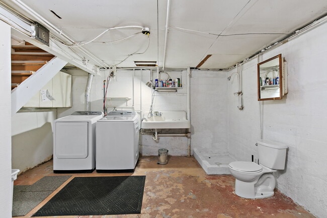 Building Photo - 811 Ellwood Ave