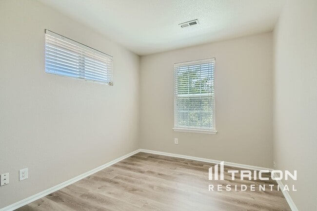 Building Photo - 11046 Oakland Dr