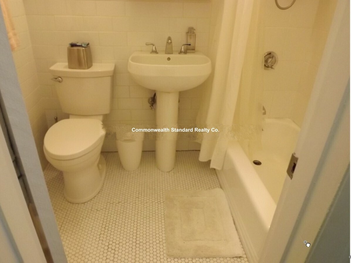 Building Photo - 922 Beacon St